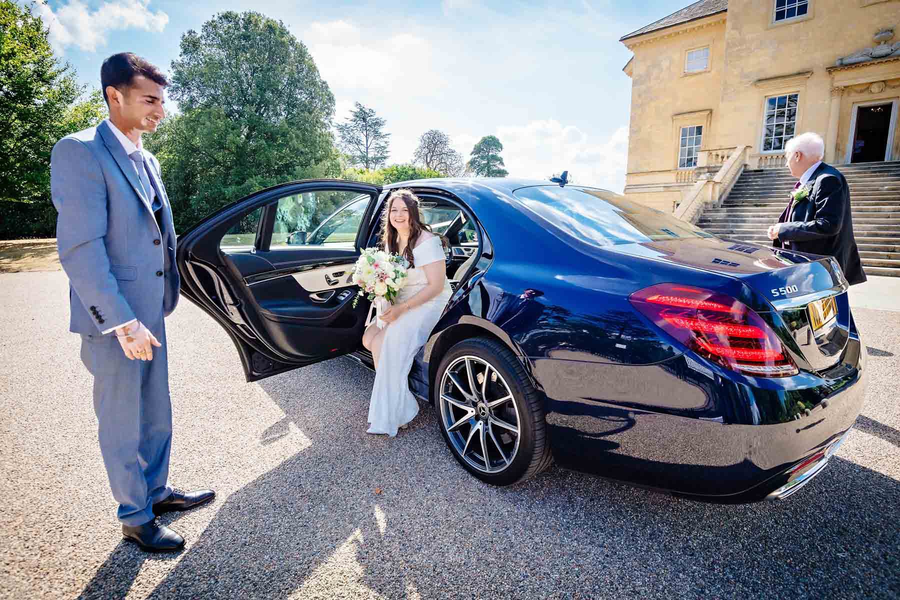The bride arrives on the drive outside Danson House. Official cars may wait outside for members of the bridal party but not other guests.