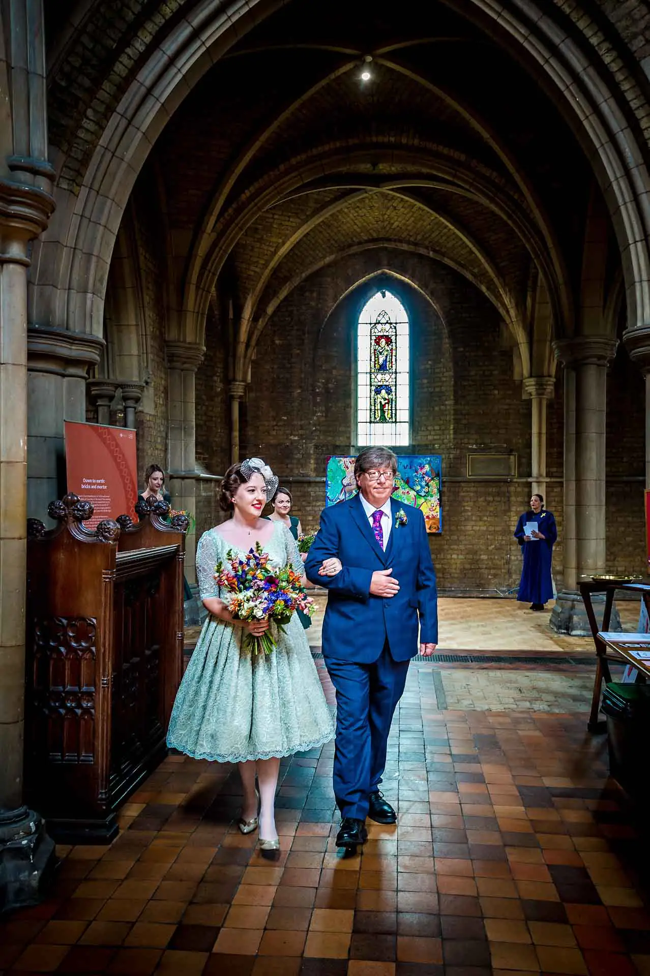 bruid en vader die de Kerk van Cardiff binnengaan voor een huwelijk 