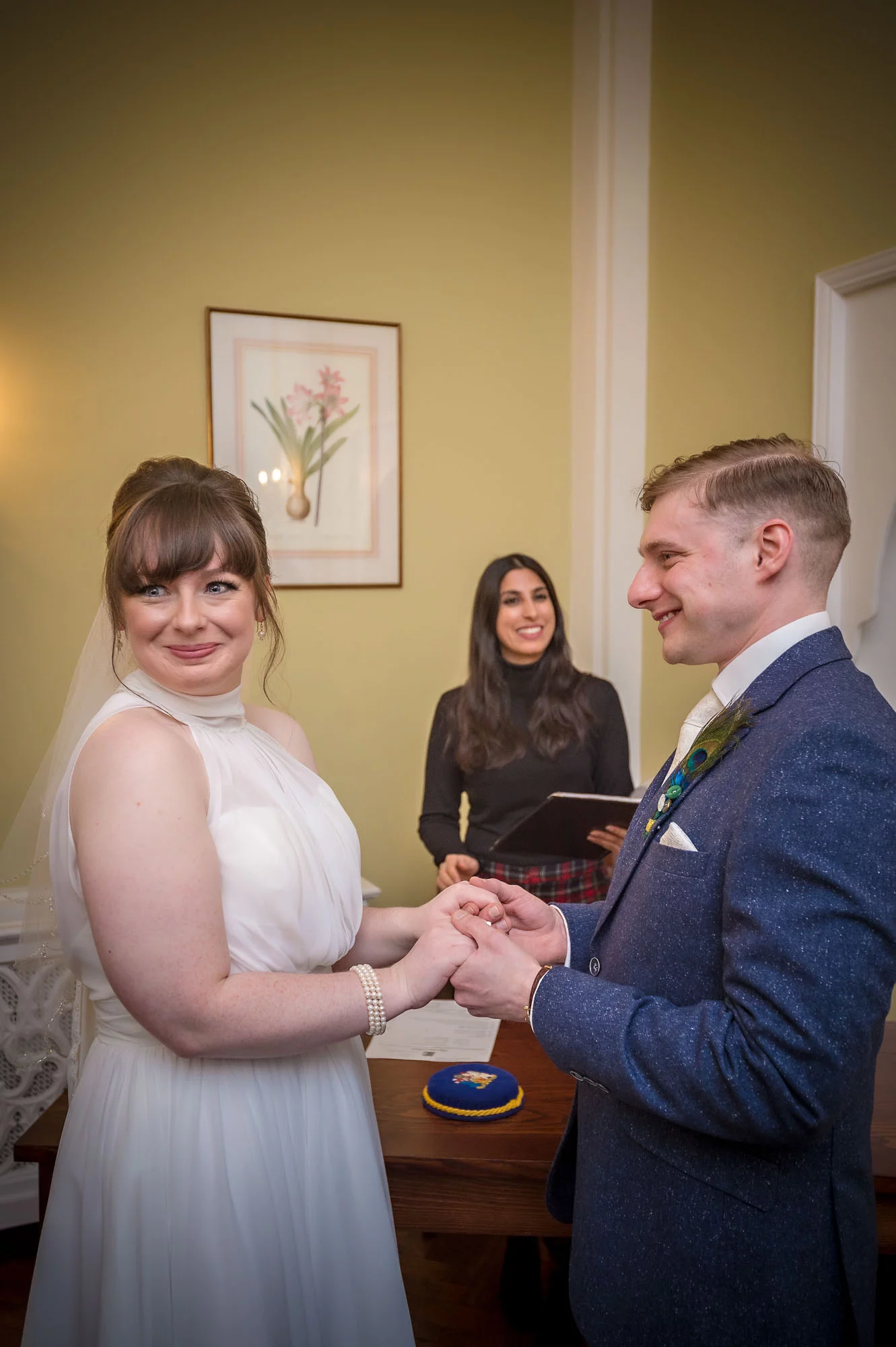 de bruid kijkt naar haar gasten en glimlacht tijdens haar huwelijksceremonie in Chelsea Old Town Hall