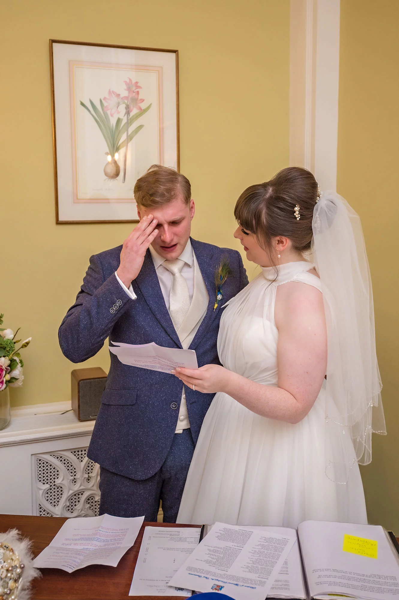de bruidegom is boos als hij een gedicht leest tijdens zijn ceremonie in Chelsea terwijl zijn bruid kijkt naar