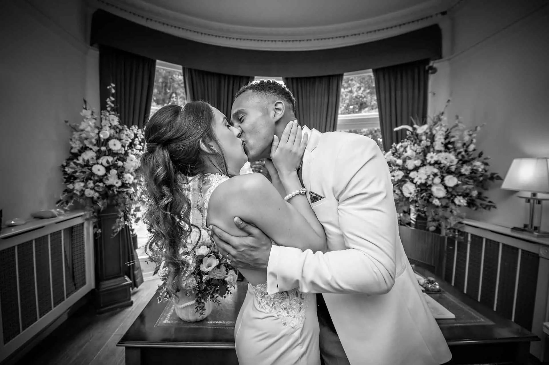 nygifte deler deres første kys i Southvark Register Office til deres bryllup